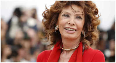 Sophia Loren has successful surgery after fracturing leg in fall at Switzerland home