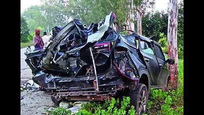Tree: 5 Die As Car Crashes Into Tree In Umaria | Bhopal News - Times of ...