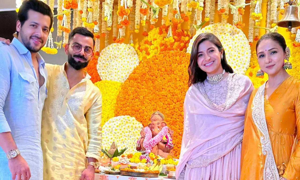 Anushka Sharma Poses For Mushy Pics With Hubby, Virat Kohli