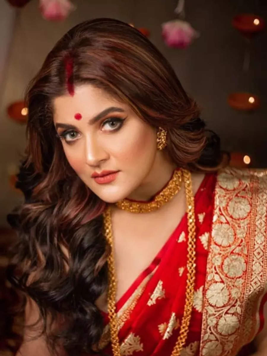 10 Stunning Saree Pics Of Srabanti Chatterjee | Times Of India