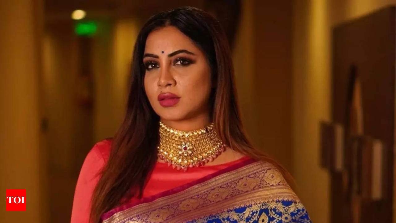 Bigg Boss 14 fame Arshi Khan misses her family on the festivities of Eid  Milad-un-Nabi - Times of India