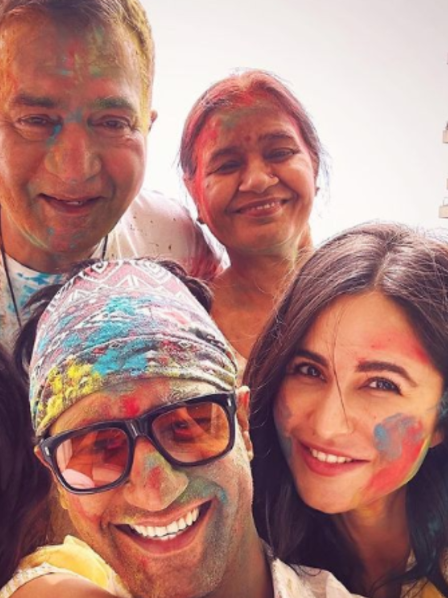 Vicky Kaushal's relationship with his parents is so warm! - Vimarsana News