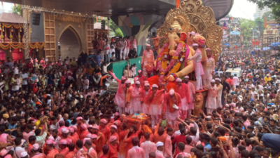 Ganesh festival: Nearly 8,000 idols immersed by 6pm across Mumbai; teen boy dies at Juhu beach
