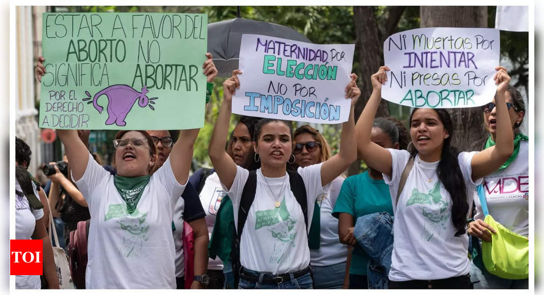 Droit à l’avortement : des milliers de femmes défilent dans les villes d’Amérique latine pour réclamer le droit à l’avortement