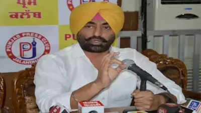 With Khaira arrest, AAP seeks to direct drugs issue towards Cong