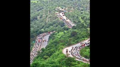 Pune-Mumbai expressway may be crowded today too, warn cops