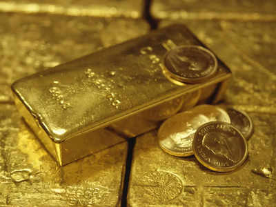 Gold dips to 7-month low on dollar strength, focus shifts to US data