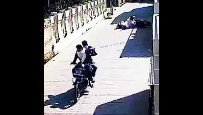 Elderly woman among 2 injured by snatchers on bike