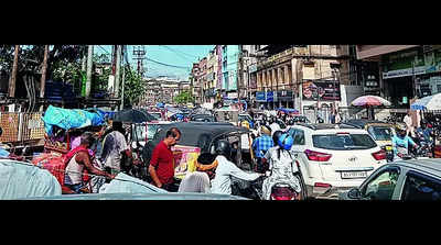 Haphazard parking, lack of dividers choke Paltan Bazar