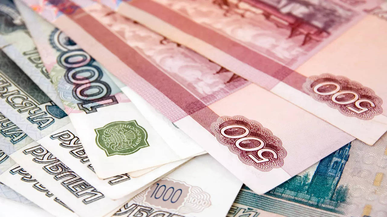 Ruble Sinks Back to 100 Versus Dollar in New Headache for Russia