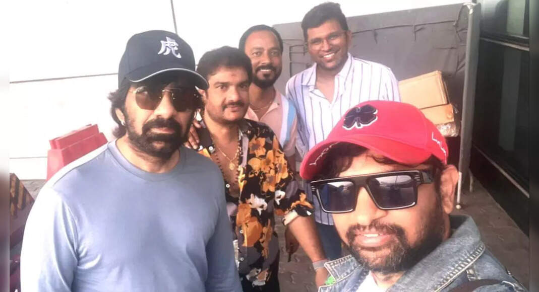'Tiger Nageswara Rao' director Vamsee expresses gratitude towards lead ...