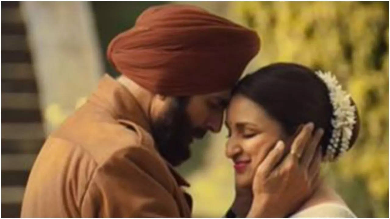 Mission Raniganj: Akshay Kumar and Parineeti Chopra celebrate spirit of  old-school love in soulful track Keemti | Hindi Movie News - Times of  India