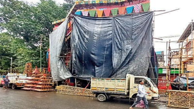 Rain: Late-monsoon rain stalls pandal work, organisers hope for a break ...