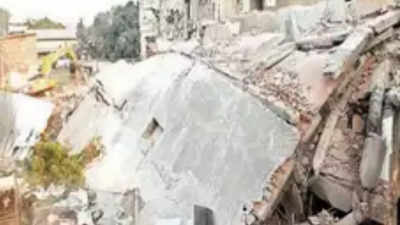 2-3 men trapped in Satna house collapse