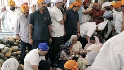 Congress MP Rahul Gandhi offers 'Sewa' at Golden Temple in Punjab's Amritsar for the second day
