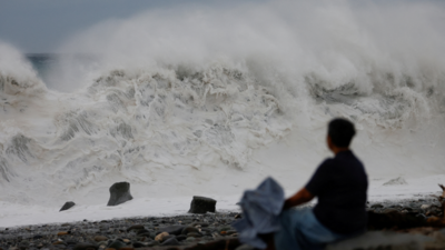 Typhoon Koinu makes landfall in southern Taiwan, causing 190 injuries but no deaths