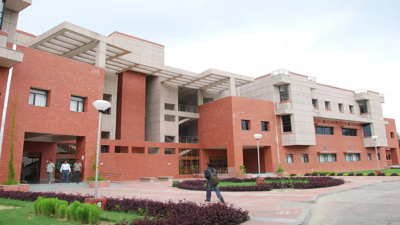 IIT Kanpur announces 4 eMasters degrees for working professionals