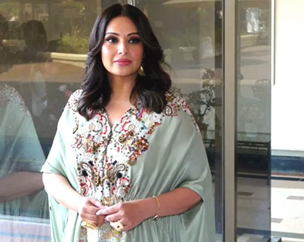 
Bipasha Basu looks oh-so-gorgeous in ethnic outfit at an event in Mumbai
