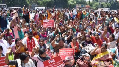 Hyderabad: Auxiliary midwives continue dharna demanding better pay and regularization
