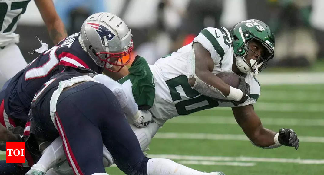 Breece Hall: Jets RB Suffers Torn ACL, per Report - Sports Illustrated