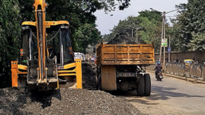 Kolkata: Late rain pushes back road repair deadline by 3 days