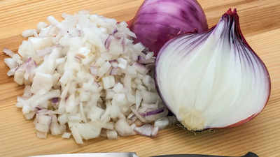 This is why chopped onions must not be kept in the fridge