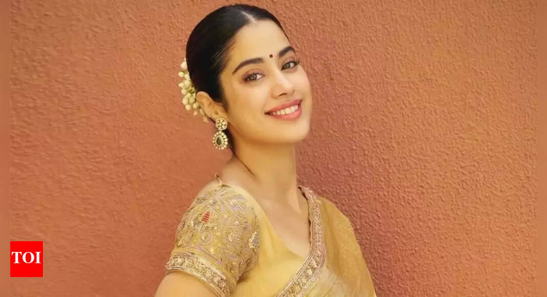Janhvi channels her inner Zeenat in this pic