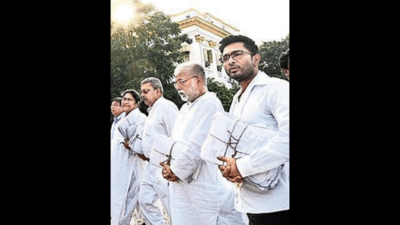 West Bengal: Trinamool Congress ends Raj Bhavan stir, sets Centre Nov deadline to clear dues