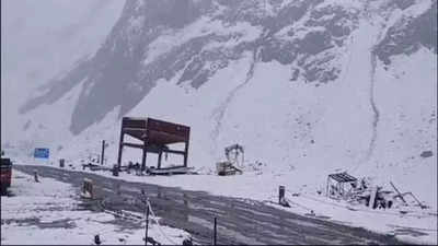 Jammu and Kashmir: Fresh snowfall briefly halts traffic on Sonamarg-Zojila highway