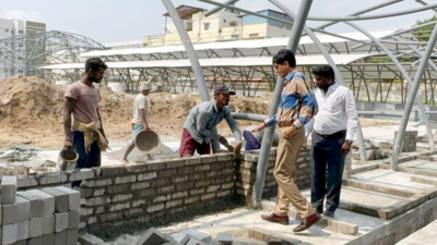 Chennai Corporation commissioner inspects Marina Loop Road fish market ...