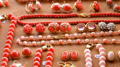 Who should wear Moonga or red coral stone