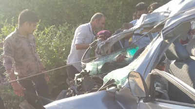 5 dead in car-mini truck colision in Gujarat's Surendranagar district