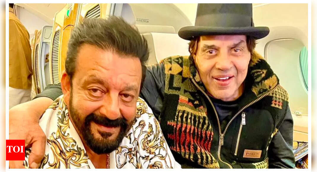 Dharmendra strikes a pose with Sanjay Dutt