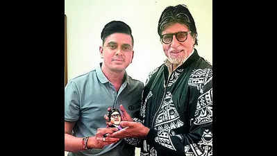 For Bachchan, fan gets 500g gold bust made on birthday