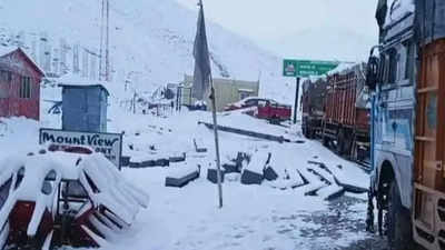 Snow in higher reaches; Manali-Leh road shut