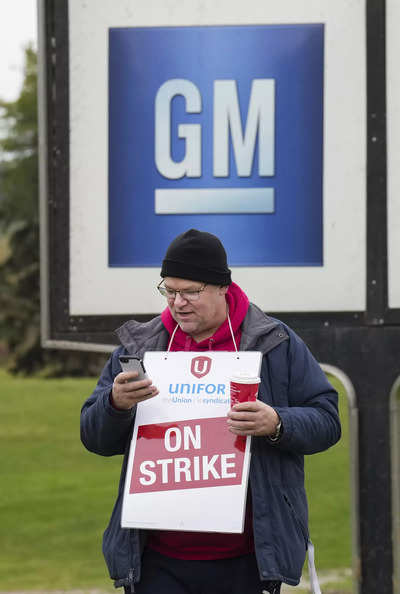 Canadian auto union reaches accord with GM, ending brief strike