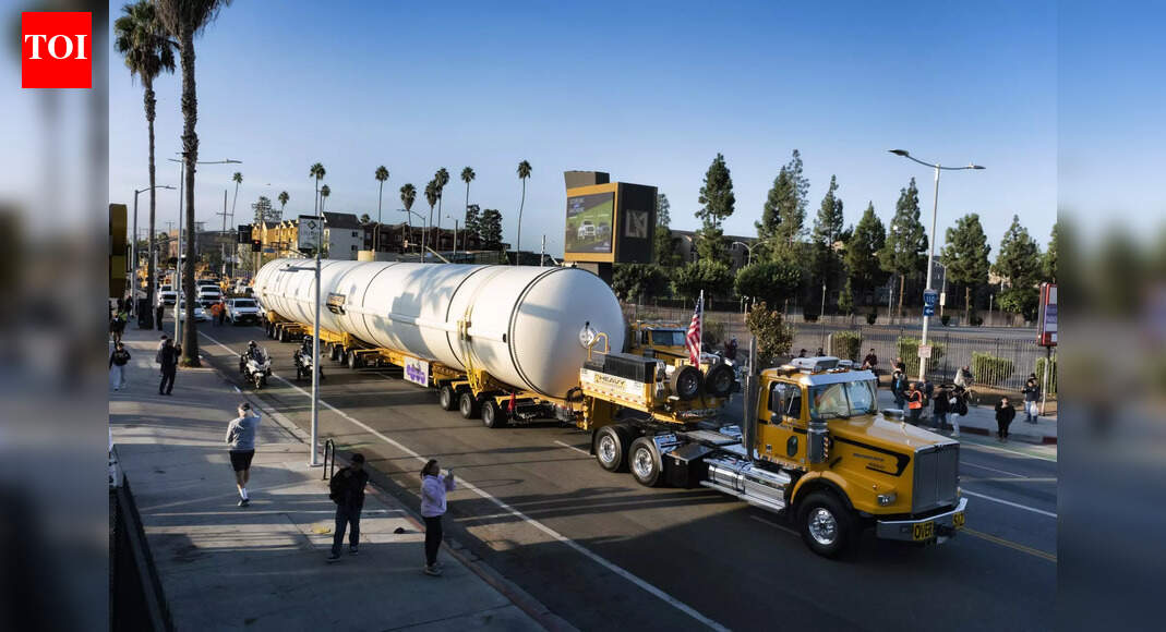 Endeavour's grand arrival: Colossal rocket motors reach Los Angeles ...