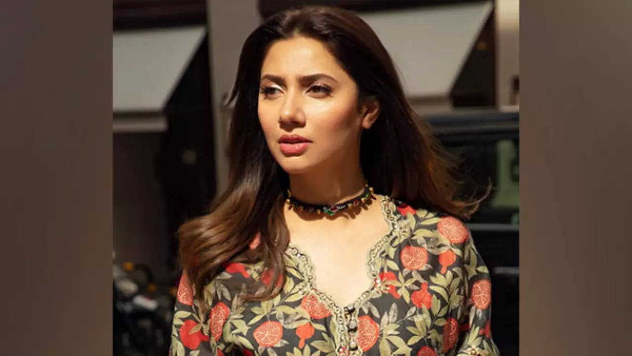 Mahira Khan shares vibrant Haldi ceremony photos; fans overjoyed! | Hindi  Movie News - Times of India