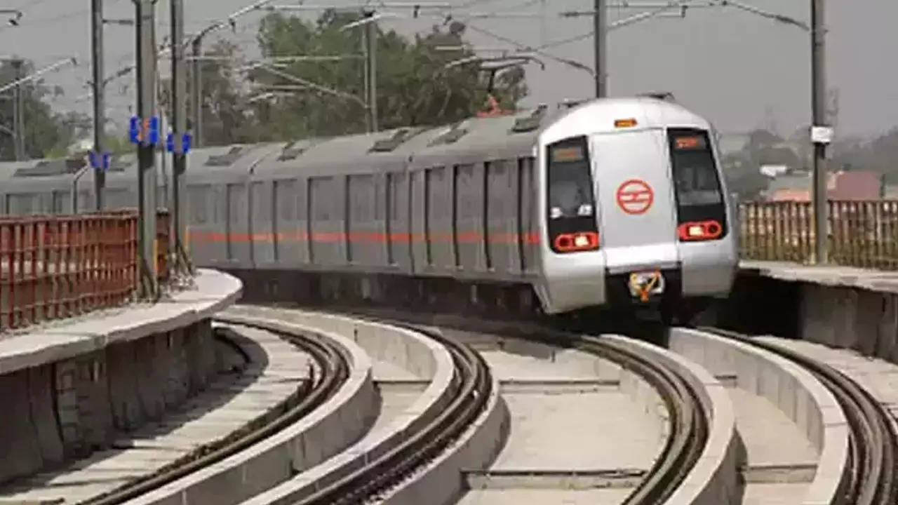 Delhi Metro Liquor Rule: Delhi govt writes to DMRC again for changing its  decision to allow passengers to carry alcohol | Delhi News - Times of India