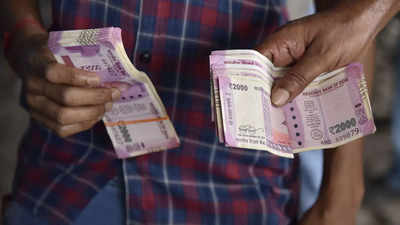 People queue up at RBI offices to exchange Rs 2,000 notes