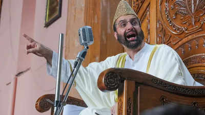 J&K bars Friday prayers at Srinagar mosque, stops Mirwaiz from stepping out