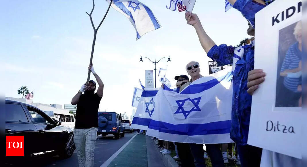 Tens of thousands rally in Middle East, West to support Israel, Palestinians