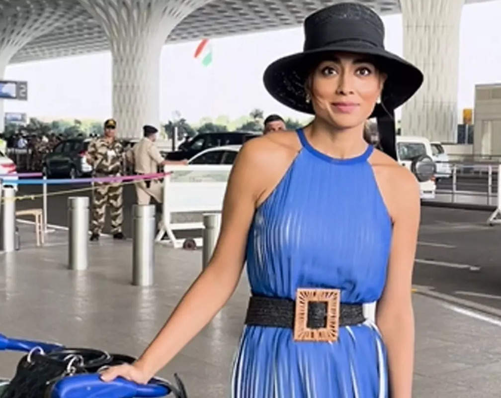 
Shriya Saran flaunts her infectious smile as paps click her at airport
