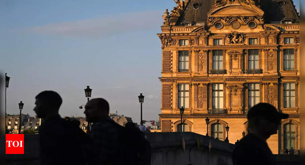 France On High Alert Louvre Museum And Versailles Palace Evacuated After Bomb Threats Times