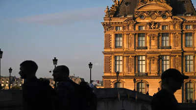 France on high alert: Louvre Museum and Versailles Palace evacuated after  bomb threats - Times of India