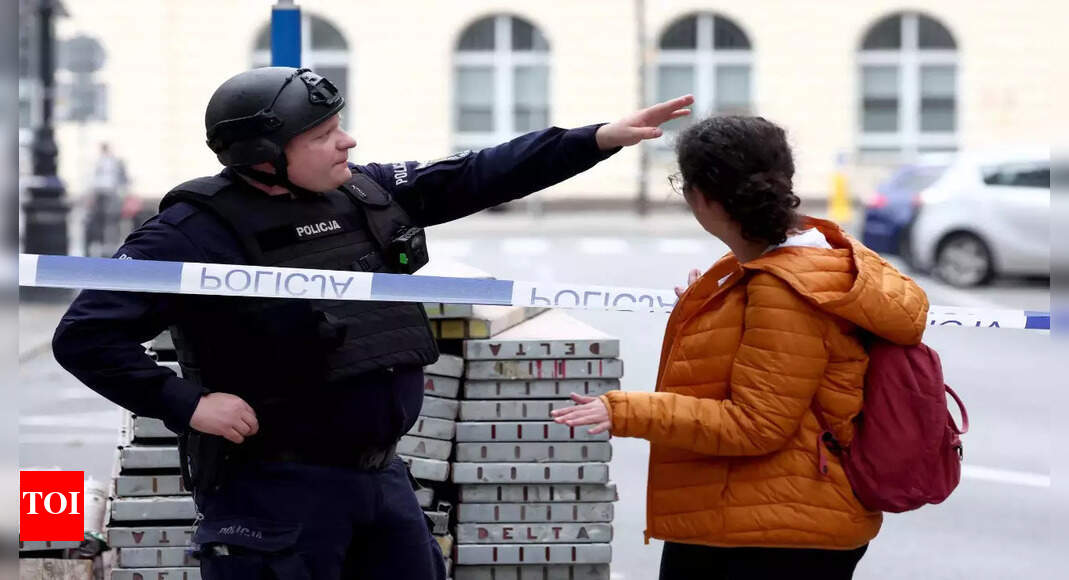 Polish police cordon off Warsaw square amid reports of bomb threat