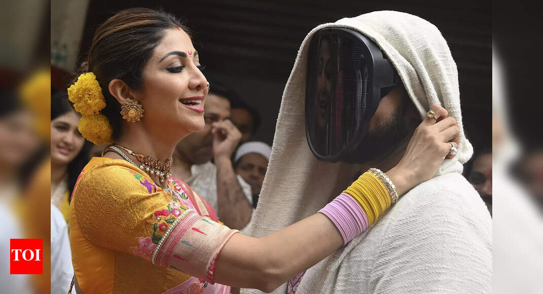 Shilpa twins with Raj with an LED mask