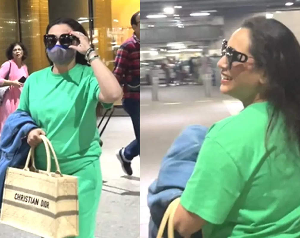 
Rani Mukerji clicked at airport, removes face mask on paps' request
