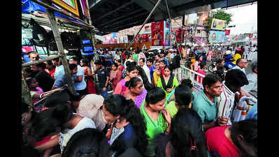 Pre-puja pandal-hoppers and last-Sunday festive shoppers mingle in big weekend rush