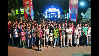 Pre-puja pandal-hoppers and last-Sunday festive shoppers mingle in big weekend rush